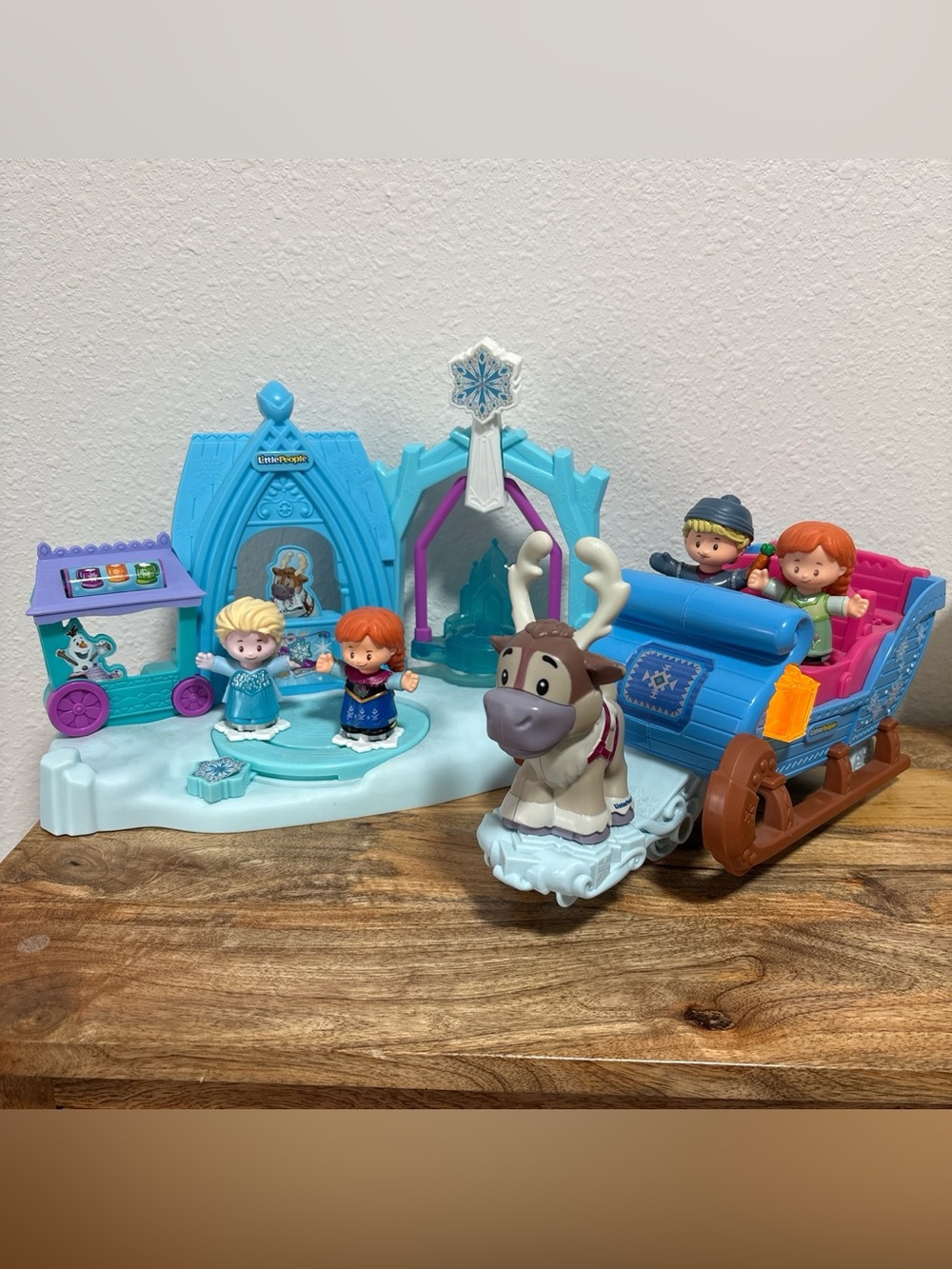 Fisher Price Little People  Princess Frozen Arendelle Winter Wonderland & sleigh
